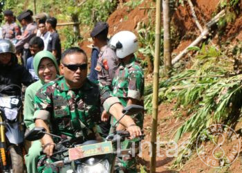 Santuni Korban Bencana, Dandim 0613/Ciamis & Ketua Persit Cab XXIV Tinjau Langsung Lokasi Bencana Pergerakan Tanah