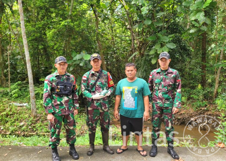 Satgas Pamtas Yonif 645/Gardatama Yudha Terima Penemuan Granat Nanas Dari Warga Perbatasan