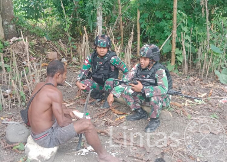 Menjalin Kekeluargaan, Satgas Yonif 132/BS Anjangsana Ke Kp.Banda