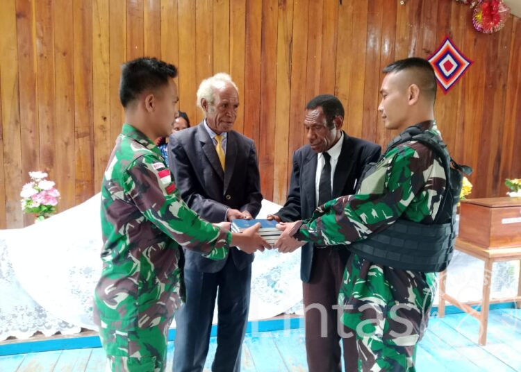 Untuk Meningkatkan Keimanan, Satgas Yonif Raider 200/BN Berikan Bantuan Alkitab Setelah Ibadah