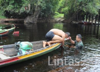 Perahu Rusak, Anggota Satgas TMMD Reguler Ke-116 Sigap Bantu Perbaiki
