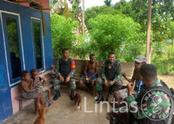 Satgas Yonif 132/BS Kunjungi Kediaman Tokoh Adat Kp.Uskuar