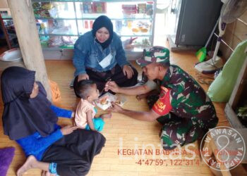 Peduli Perkembangan Balita,Babinsa Kodim 1416/Muna Laksanakan Pembagian Makanan Tambahan Pada Anak Stunting