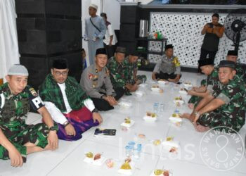 Jaga Sinergitas Prajurit TNI-Polri Dan Masyarakat Sholat Subuh Bersama