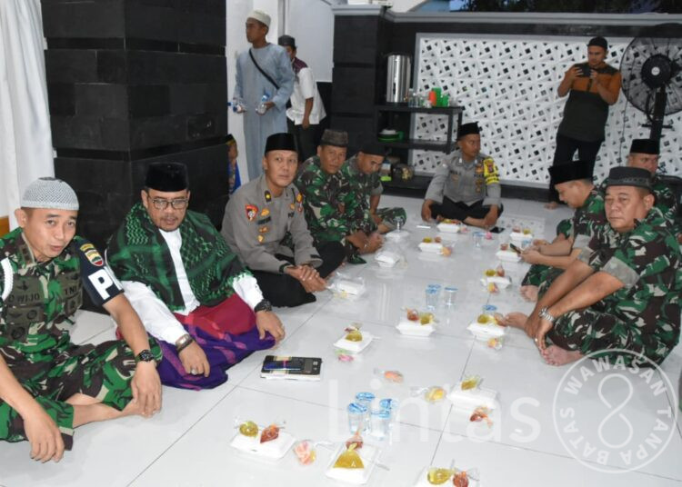 Jaga Sinergitas Prajurit TNI-Polri Dan Masyarakat Sholat Subuh Bersama