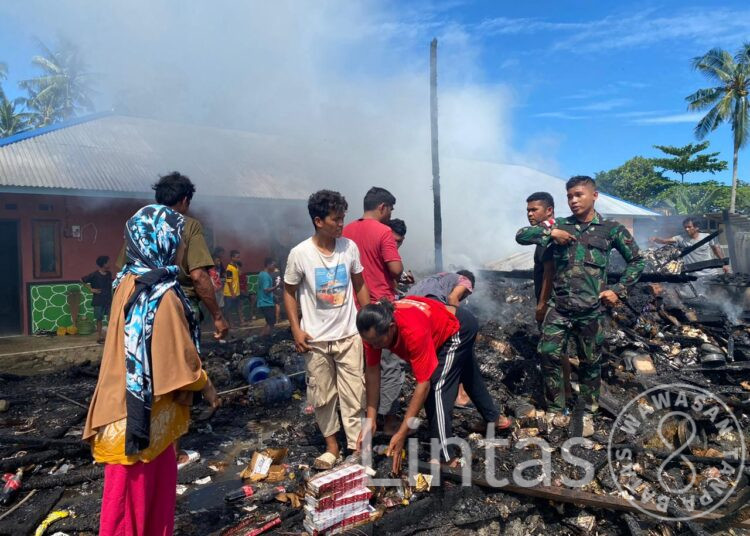 Aksi Sigap & Cepat, Anggota Pos Gemaf Satgas Yonarhanud 3/YBY Bantu Padam Kebakaran