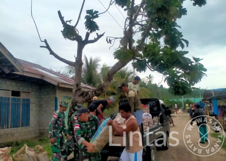 Pos Bapenu Satgas Yonarhanud 3/YBY Bersama Warga Gotong Royong Perbaiki Jalan Rusak