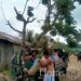 Pos Bapenu Satgas Yonarhanud 3/YBY Bersama Warga Gotong Royong Perbaiki Jalan Rusak