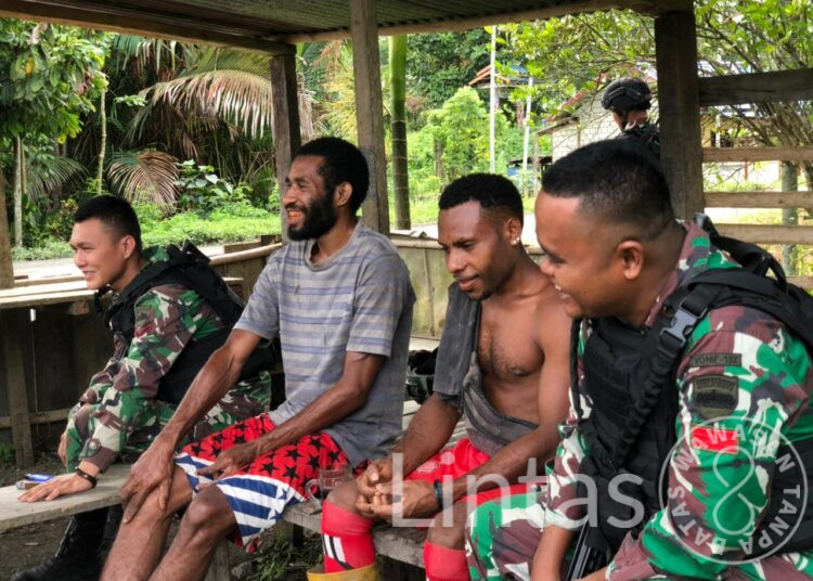 Satgas Pamtas RI-PNG Melaksanakan Anjangasana Ke Desa Binaan Kampung Ampas