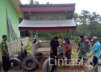 Tingkatkan Keamanan,Babinsa Koramil 19/Idm Gotong-Royong Membersihkan Sampah Dan Rumput Liar