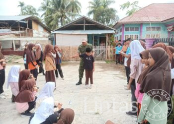 Sertu Okto Babinsa Koramil 07/Julok Latih PBB Siswa SD Negeri 1 Julok