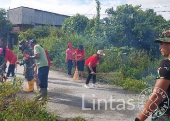 Babinsa Koramil 1710-02/Timika Laksanakan Karya Bhakti Bersama Warga Untuk Peringati HUT Ke-60 Kodam XVII/Cenderawasih