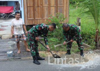 Tanpa Canggung, Personel Satgas TMMD Reguler Ke-116 Kodim 1012/Buntok Bantu Warga Aduk Semen