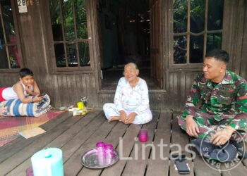 Hilangkan Lelah Setelah Kerja, Anggota Satgas TMMD Reguler Ke-116 Ngobrol Bersama Warga