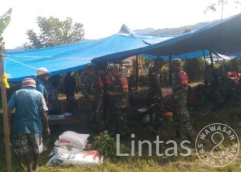 Wujud Kepedulian TNI, Babinsa Koramil 1702-08/Tolikara Beri Bantuan Duka Warga Binaan