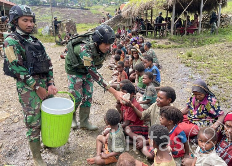 Bentuk Rasa Kepedulian, Satgas YR 321/GT Gelar Perjamuan Kasih Bersama Masyarakat Distrik Mbua Papua Pegunungan