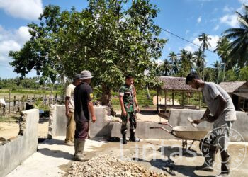 Eratkan Hubungan Baik, Babinsa koramil 16/Peudawa Bantu Warga Binaan Cor Pondasi Rumah