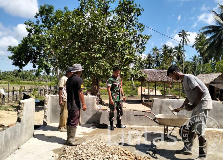 Eratkan Hubungan Baik, Babinsa koramil 16/Peudawa Bantu Warga Binaan Cor Pondasi Rumah