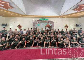 Jalin Kuat Sinergitas TNI-Polri, Kodim 1420 Sidrap Dan Polres Sidrap Melaksanakan Shalat Dhuhur Bersama Dan Tadarus Al-Qur’an Di Masjid Al Ikhsan Kodim 1420/Sidrap