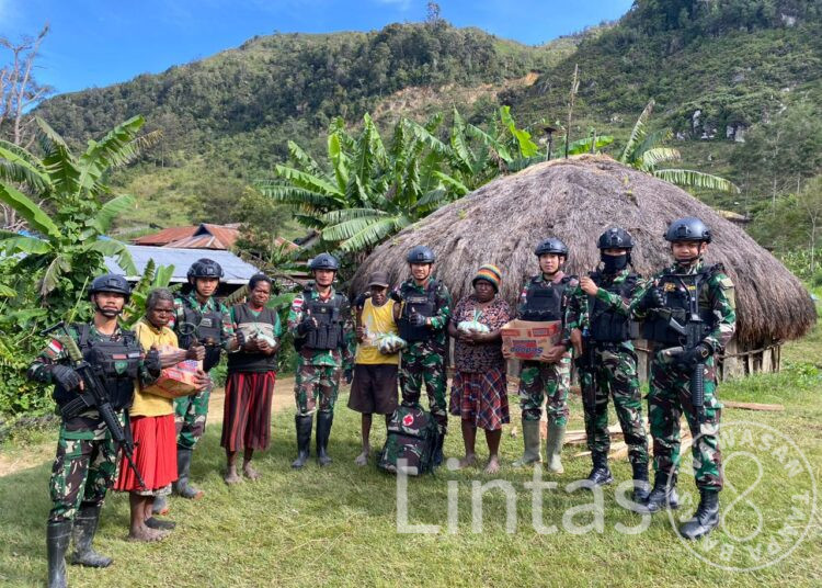 Jumat Berkah, Prajurit Yonif 721/Mks Hadir Untuk Masyarakat Papua