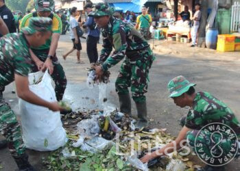Kodim Dan Polres Lebak Serta Prajurit Kostrad Kompak Serbu Pasar Rangkasbitung Untuk Bersih – Bersih