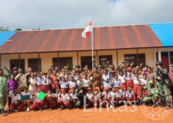 Di Hari Pendidikan Nasional, Satgas Pamtas RI-PNG Yonif 725/Woroagi Bagikan Perlengkapan Sekolah