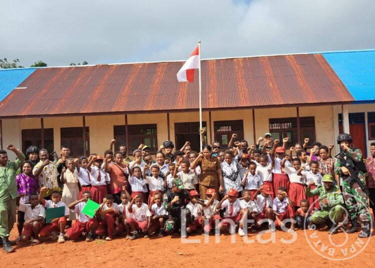 Di Hari Pendidikan Nasional, Satgas Pamtas RI-PNG Yonif 725/Woroagi Bagikan Perlengkapan Sekolah