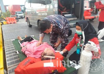 Laka Laut Di Selat Sunda, TNI AL Evakuasi Penumpang KMP Royce 1 Yang Terbakar