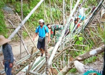 Implementasikan Perintah Harian KASAD, Satgas Pamtas Yonif 645/Gty Bersama Warga Bangun Jembatan Darurat