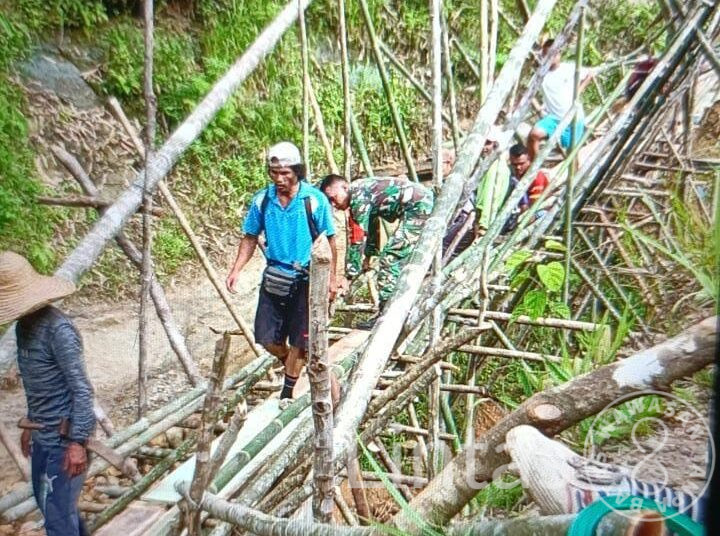 Implementasikan Perintah Harian KASAD, Satgas Pamtas Yonif 645/Gty Bersama Warga Bangun Jembatan Darurat
