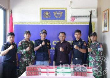 Penyerahan Rokok Ilegal Tanpa Cukai Hasil Operasi Satgas Pamtas RI-MLY Yonarmed 19/105 Trk Bogani Kepada Bea Cukai Nanga Badau