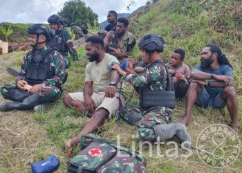 Keterbatasan Bukan Menjadi Batasan Satgas Yonif RK 115/ML Membantu Renovasi Gereja Kampung Kulirik