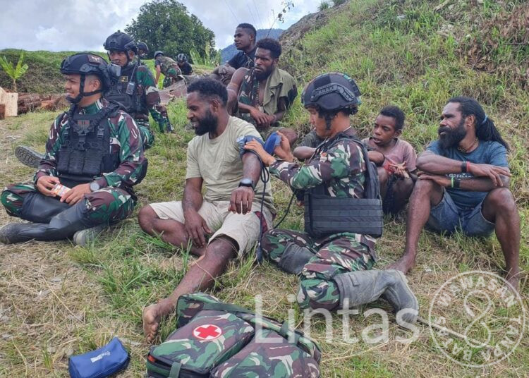 Keterbatasan Bukan Menjadi Batasan Satgas Yonif RK 115/ML Membantu Renovasi Gereja Kampung Kulirik