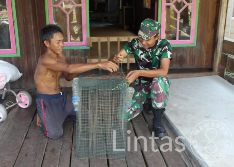 Personel Satgas TMMD Reguler Ke-116 Kodim 1012/Buntok Bantu Warga Buat Perangkap Ikan