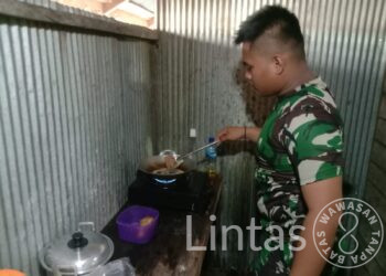 Terlihat Akrab, Anggota Satgas TMMD Reguler Ke-116 Bantu Warga Masak Di Dapur