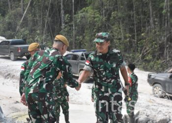 Danrem 121/Abw Tinjau Patok Batas Negara RI-MLY Dan Pos Sungai Kelik Satgas Pamtas RI-MLY Yonarmed 19/Trk Bogani