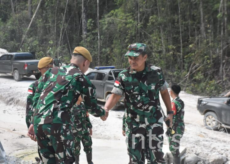 Danrem 121/Abw Tinjau Patok Batas Negara RI-MLY Dan Pos Sungai Kelik Satgas Pamtas RI-MLY Yonarmed 19/Trk Bogani