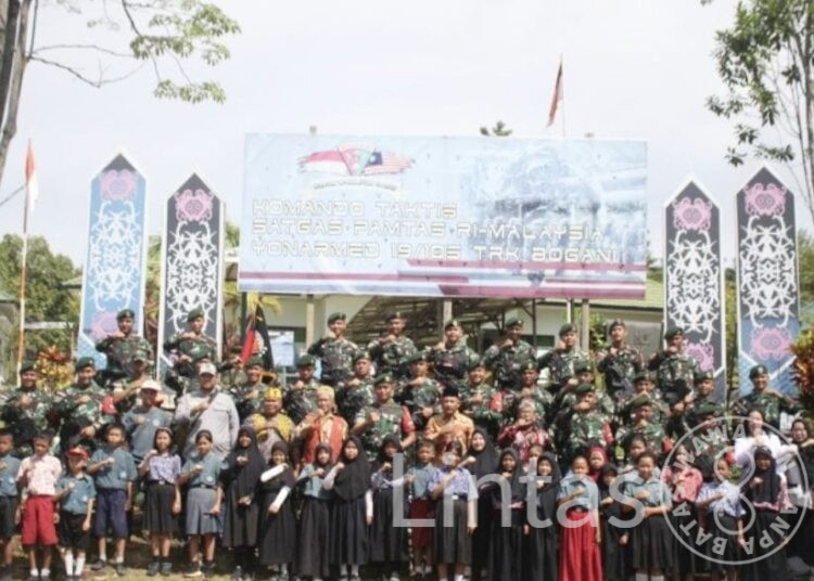 Tradisi Adat Penerimaan Satgas Pamtas RI-MLY Yonarmed 10/Brajamusti