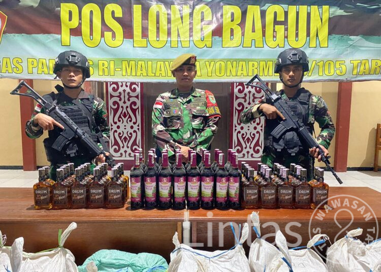 Laksanakan Patroli Gabungan Satgas Pamtas RI-Malaysia Yonarmed 5 Pancagiri Bersama Polri Berhasil Amankan Ratusan Botol Miras Di Wilayah Perbatasan