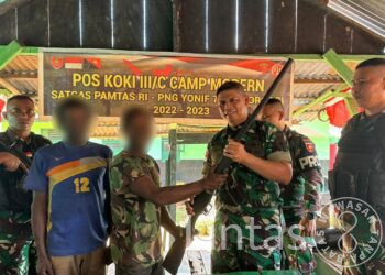 Baik-baik Dengan Rakyat, Satgas Yonif 725/Woroagi Kembali Terima Penyerahan Senjata Api