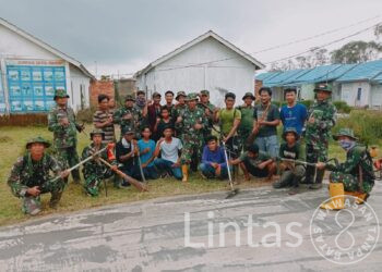 Danramil Dan Personil Koramil 418-08/SAKO Bersama Warga Melaksanakan Gotong-Royong Mencegah Karhutla