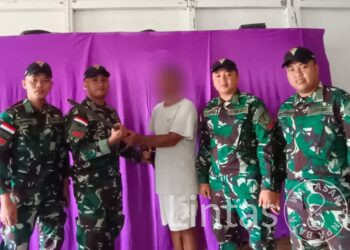 Warga Desa Binaan Serahkan Senpi Rakitan Kepada Pos Kotis Satgas Pamtas RI-MLY Yonarmed 19/105 Trk Bogani
