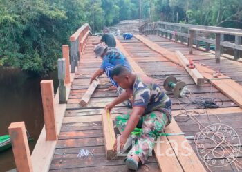 Semangat Prajurit TMMD Reguler Ke-116 Kodim 1012/Buntok Bersama Warga Bangun Jembatan