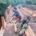 Semangat Prajurit TMMD Reguler Ke-116 Kodim 1012/Buntok Bersama Warga Bangun Jembatan