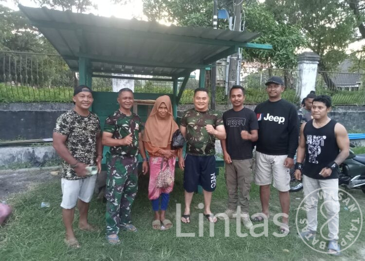 Kodim 1416/Muna Tergerak Bangun Lapak Wanita Lansia Penjual kelapa Muda