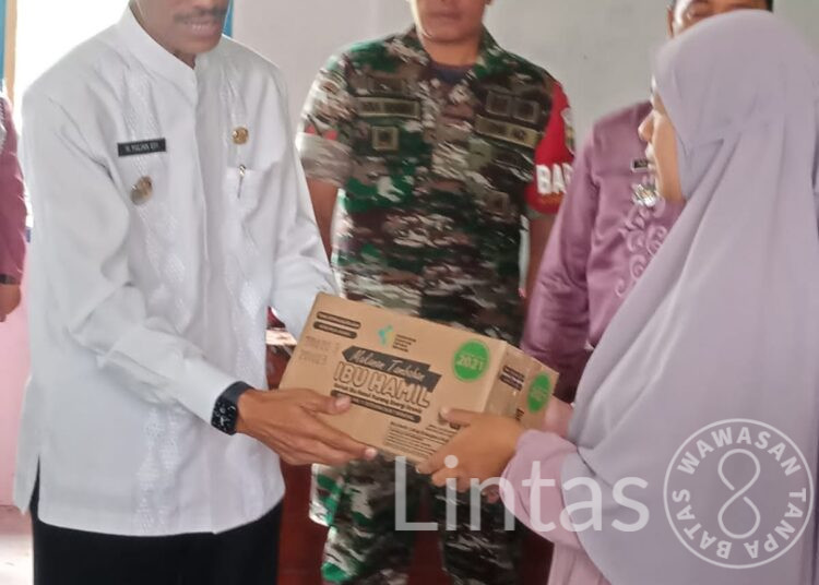 Babinsa Dampingi Penyaluran Bantuan PCP (Pangan Cadangan Pemerintah)