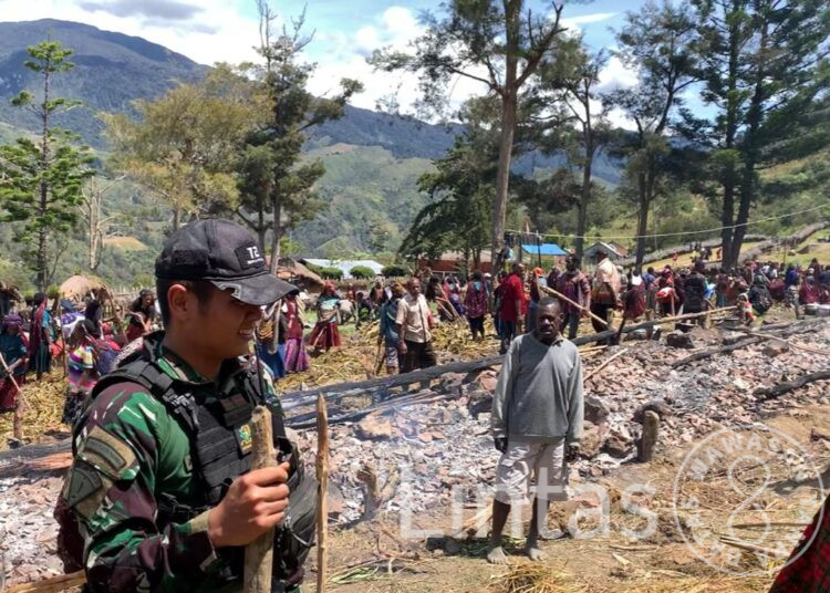 Dukung Pembangunan Gereja, Satgas Yonif 721/Mks Bersama Masyarakat Lanny Jaya Gelar Acara Bakar Batu