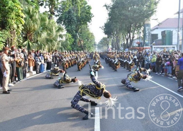 Ribuan Masyarakat Surabaya Tumpah Ruah Sambut Kirab GS Gita Jala Taruna AAL