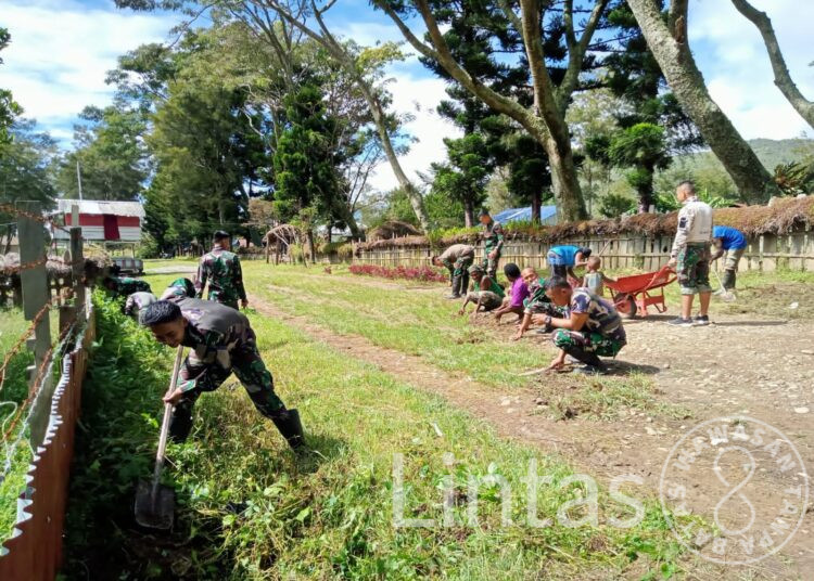Ciptakan Lingkungan Asri Dan Nyaman, Satgas Yonif Raider 200/BN Bersama Warga Bersihkan Gereja