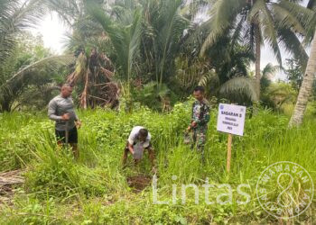 Penggalian Lubang Pondasi PJU TMMD Reg Ke-116, Kodim 1203/Ketapang Terus Berjalan